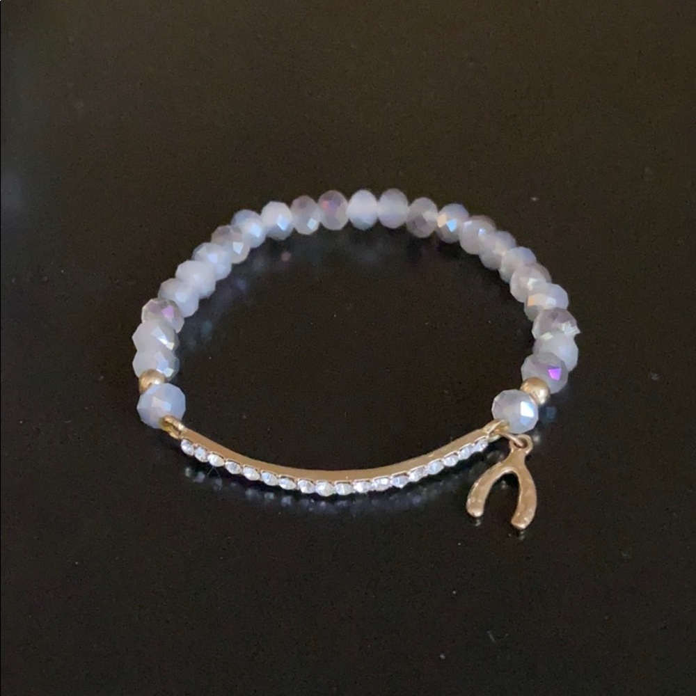 Stretch bracelet with horseshoe charm